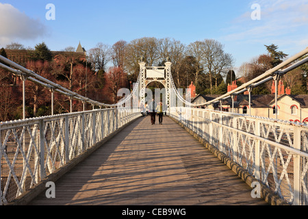 Vue le long du parc Queens Bridge 1923 passerelle de la suspension de l'autre côté de la rivière Dee avec les gens de traverser. Chester Cheshire England UK Grande-Bretagne Banque D'Images