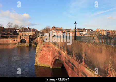 Chester, Cheshire, Angleterre, Royaume-Uni. Le 13e siècle Vieux Pont sur la rivière Dee avec la ville au-delà Banque D'Images