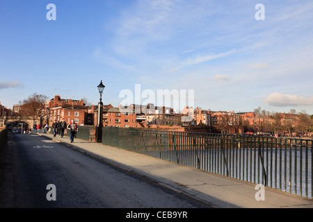 Chester, Cheshire, Angleterre, Royaume-Uni. Les personnes qui traversent l'ancien pont sur la rivière Dee à partir de la ville Banque D'Images