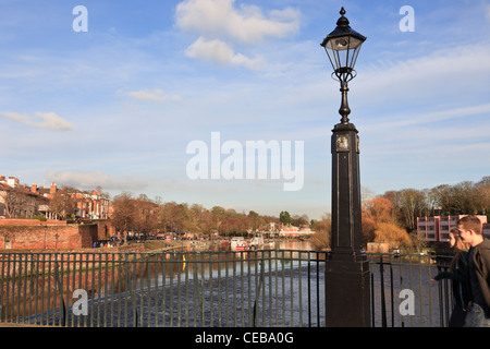 Chester, Cheshire, Angleterre, Royaume-Uni,. Lampadaire sur l'ancien pont sur la rivière Dee Banque D'Images