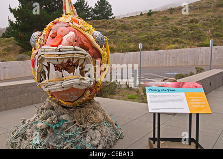 Henry, le poisson, dans l'exposition 'lavé à terre, les plastiques, la vie et l'art de la mer, à la Marine Mammal Center à Sausalito, Californie. Banque D'Images