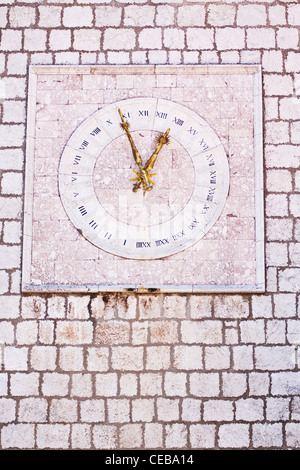 L'horloge sur stony de ville en ville Krk avec mains d'or et romain cadran d'horloge Banque D'Images