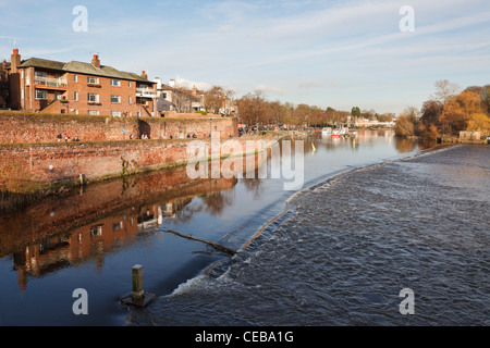 Chester, Cheshire, Angleterre, Royaume-Uni. Voir l'ensemble de l'amont sur la rivière Dee Weir à l'Oliveraie Banque D'Images