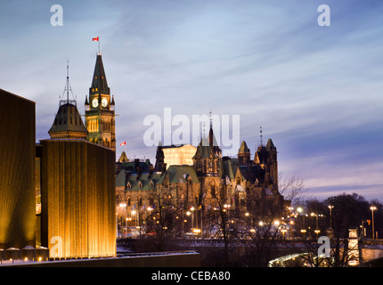 Le Parlement canadien du Centre et de l'est vu depuis le Centre National des Arts à Ottawa, Canada. Banque D'Images