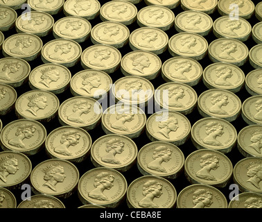Rangées de première série de Monnaie Livre sterling montrant différentes versions du portrait de la Reine. Tous les coins retirés méticuleusement les rayures. Banque D'Images