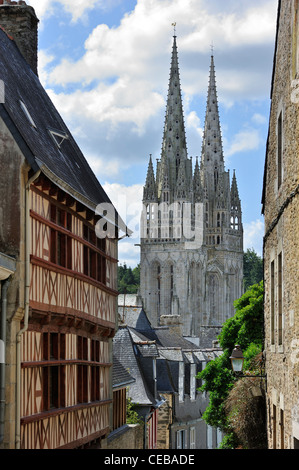 Maisons à colombages et la cathédrale de Quimper / cathédrale Saint-Corentin de Quimper, Finistère, Bretagne, France Banque D'Images