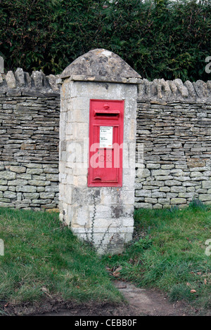 Colonne en pierre Royal Mail Post box Ladder Hill Wheatley Banque D'Images