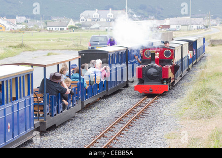 Croisement des trains à vapeur sur le chemin de fer à vapeur de Fairbourne Banque D'Images