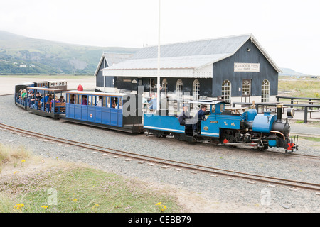 Un train à vapeur bleu sur le chemin de fer à vapeur de Fairbourne Banque D'Images