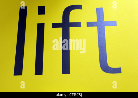 Ascenseur sur mur jaune,ascenseur,architecture, brossé, fermer, portes fermées, fermé Ascenseur, concept, design, contemporain, design Banque D'Images