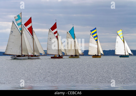 Course de bateaux de travail dans le port de Falmouth Banque D'Images