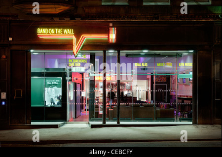La bande sur le mur situé à l'académie de musique sur Swan Street dans le quartier branché du nord salon de Manchester. Banque D'Images