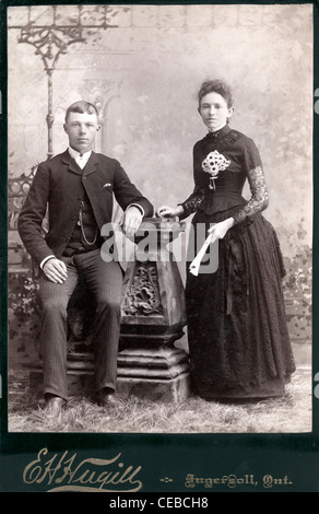 Vintage photo de couple posing in studio de photographie, 1890s-1910 habillé de vêtements de l'époque. Banque D'Images