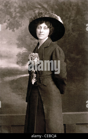 Vintage photo de femme avec chapeau et manteau en laine fantaisie, vers 1910. Banque D'Images