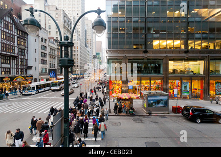 Les consommateurs et les piétons circulant sur la Cinquième Avenue à New York City. Banque D'Images