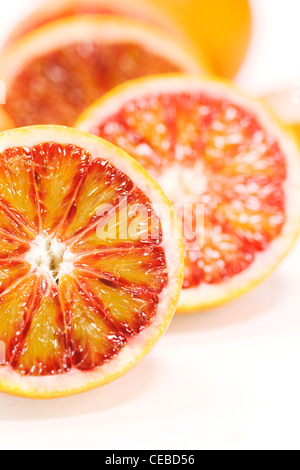 Citrus x sinenesis. Les moitiés d'Orange Sanguine sur fond blanc. Banque D'Images