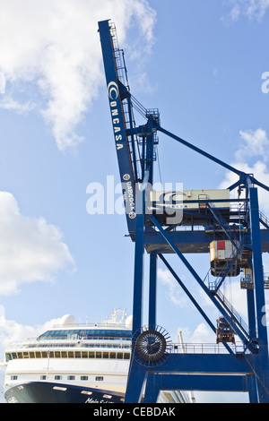 Grue de chargement des navires babcock kocks concasa quai dock Cadix espagne Banque D'Images