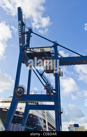 Grue de chargement des navires babcock kocks concasa quai dock Cadix espagne Banque D'Images