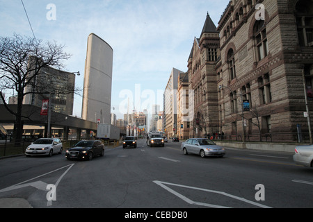 Contraste Le contraste ancien nouveau hall de l'hôtel de ville de Toronto Banque D'Images