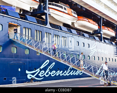 Passagers débarqués passerelle Mein Schiff 2 TUI Cruises Cadix espagne Banque D'Images