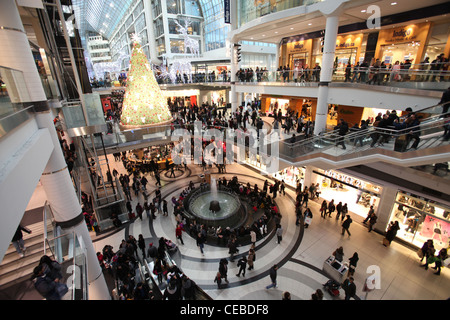 Arbre de Noël Swarovski au Centre Eaton de Toronto pendant la période de Noël 2011 Banque D'Images