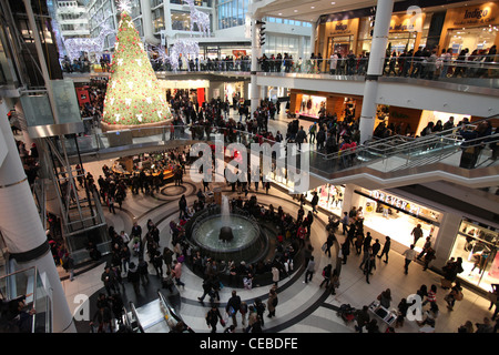 Arbre de Noël Swarovski au Centre Eaton de Toronto pendant la période de Noël 2011 Banque D'Images