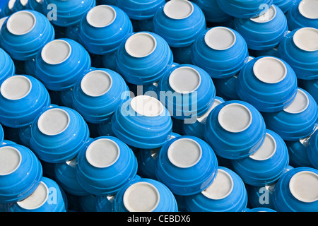 Tasses en céramique bleue - plats sur le marché, sur le comptoir Banque D'Images