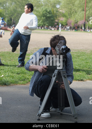 L'école de cinéma de prise de vue de l'équipage avec caméra 16mm, McCarren Park, Brooklyn, New York Banque D'Images