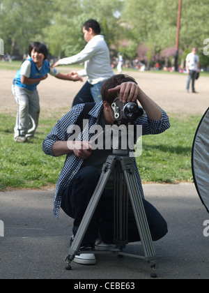 L'école de cinéma de prise de vue de l'équipage avec caméra 16mm, McCarren Park, Brooklyn, New York Banque D'Images