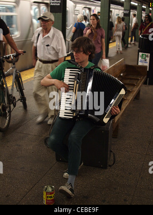 Musicien à l'accordéon dans New York City subway station, Brooklyn Banque D'Images