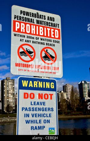 Panneaux d'avertissement les plaisanciers interdisant les bateaux à moteur bateaux à proximité de plage de baignade rampe de mise à l'eau dangers Banque D'Images