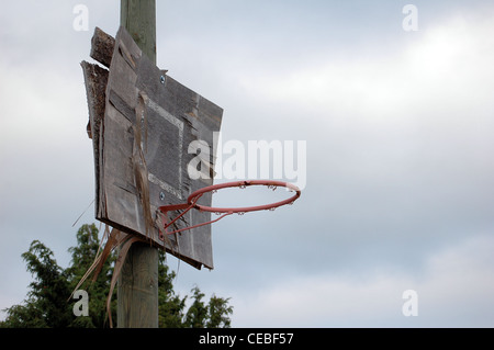 Vieux panier de basket-ball contre un ciel dans la soirée. Banque D'Images