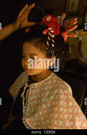 Une fille à Tokyo, au Japon, a mis ses cheveux dans un style traditionnel pour son shichi-go-san cérémonie. Banque D'Images