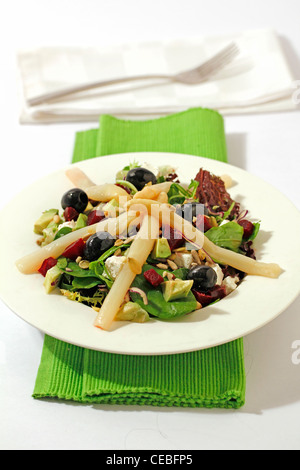 Salade mixte avec les asperges. Recette disponible. Banque D'Images