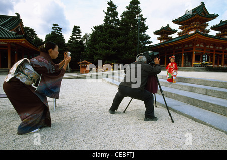 Une mère photographies photographe de prendre une photo de sa fille après son shichi-go-san rituel dans Heian Jingu, Kyoto, Japon Banque D'Images