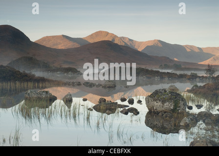 Lchan na h-achlaise et le Mont Noir sur Rannoch Moor - Scottish Highlands Banque D'Images