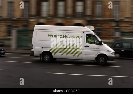 Un Waitrose livrer van voyageant le long d'une route à Londres Banque D'Images