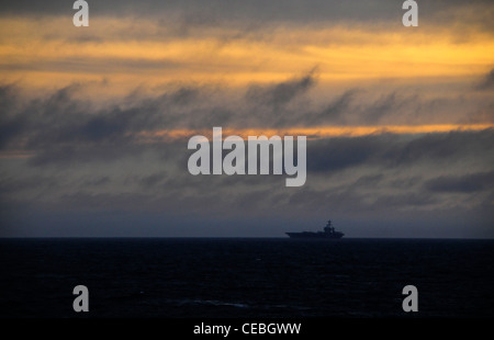 Le porte-avions de la classe Nimitz USS Carl Vinson (CVN 70) effectue des manœuvres au large des côtes de l'Amérique du Sud. Carl Vinson, avec le croiseur à missiles guidés USS Bunker Hill (CG 52), participe à Southern Seas 2010, une opération dirigée par le Southern Command des États-Unis qui offre aux forces américaines et autres l'occasion d'opérer dans un environnement multinational. Banque D'Images