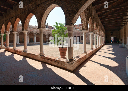 Cloître de l'église Madonna dell'Orto, Cannaregio, Venise, Italie Banque D'Images