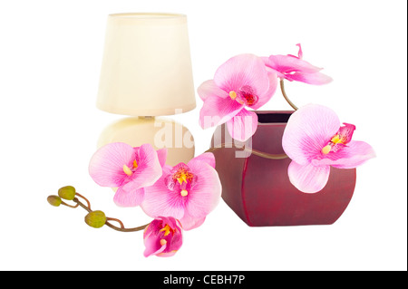 Lampe de table moderne et de la direction générale de l'orchidée, fleur artificielle en pot isolated on white Banque D'Images