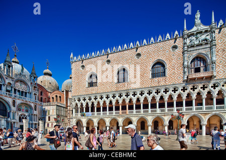 Basilique de St Marc (à gauche) et du Palais des Doges (droite), Venise, Italie Banque D'Images