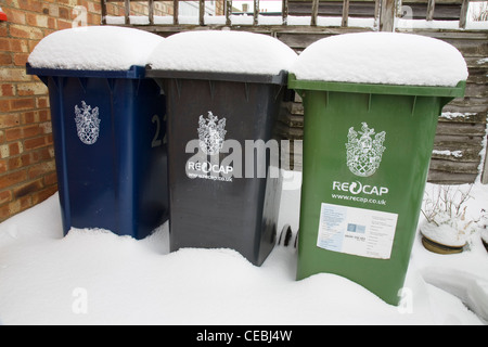 Poubelles de recyclage couvertes de neige Banque D'Images