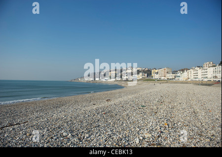 Plage de galets du Havre à l'estuaire de la Seine à Sainte-Adresse dans la distance en Normandie, France Banque D'Images