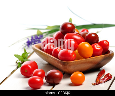 Assortiment de petites tomates sur fond blanc Banque D'Images