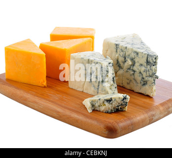 Assortiment de fromage sur une planche à découper Banque D'Images