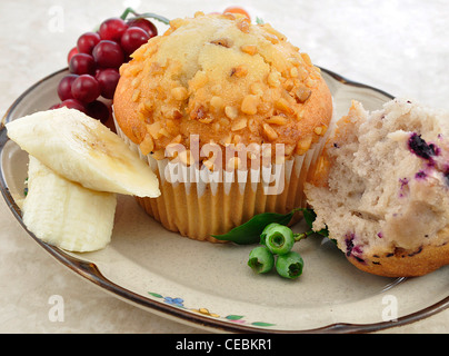 Muffins aux bleuets et bananes , close up Banque D'Images