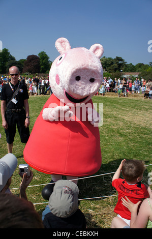 Peppa Pig, Children's TV character répond aux enfants en park Banque D'Images