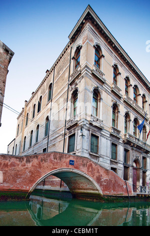 Vue d'un bâtiment à partir d'une gondole, Fondamenta Diedo, Cannaregio, Venise, Italie Banque D'Images