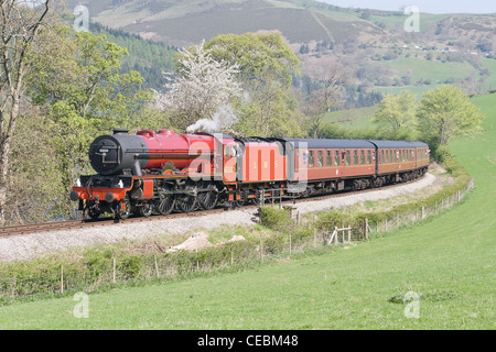 Une locomotive à vapeur, Royal Scot, avec un train de voyageurs sur le chemin de fer touristique de Llangollen Banque D'Images