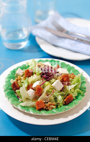 Salade avec du fromage et de coing. Recette disponible. Banque D'Images